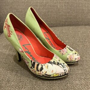 Vintage Ed Hardy stiletto with beautiful Geisha print. Size 7. Very goods cond.